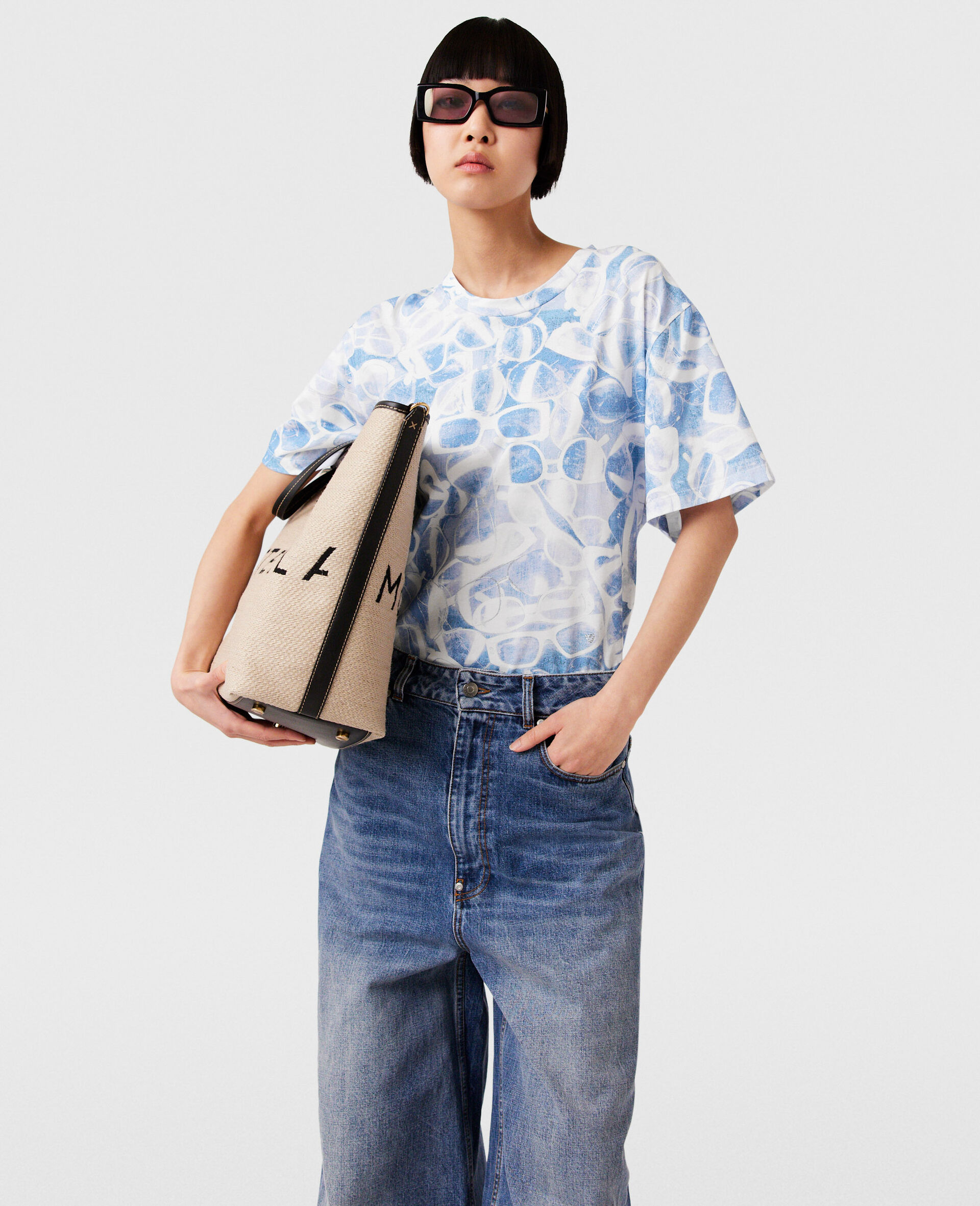 太阳镜印花箱型T恤-蓝色-model