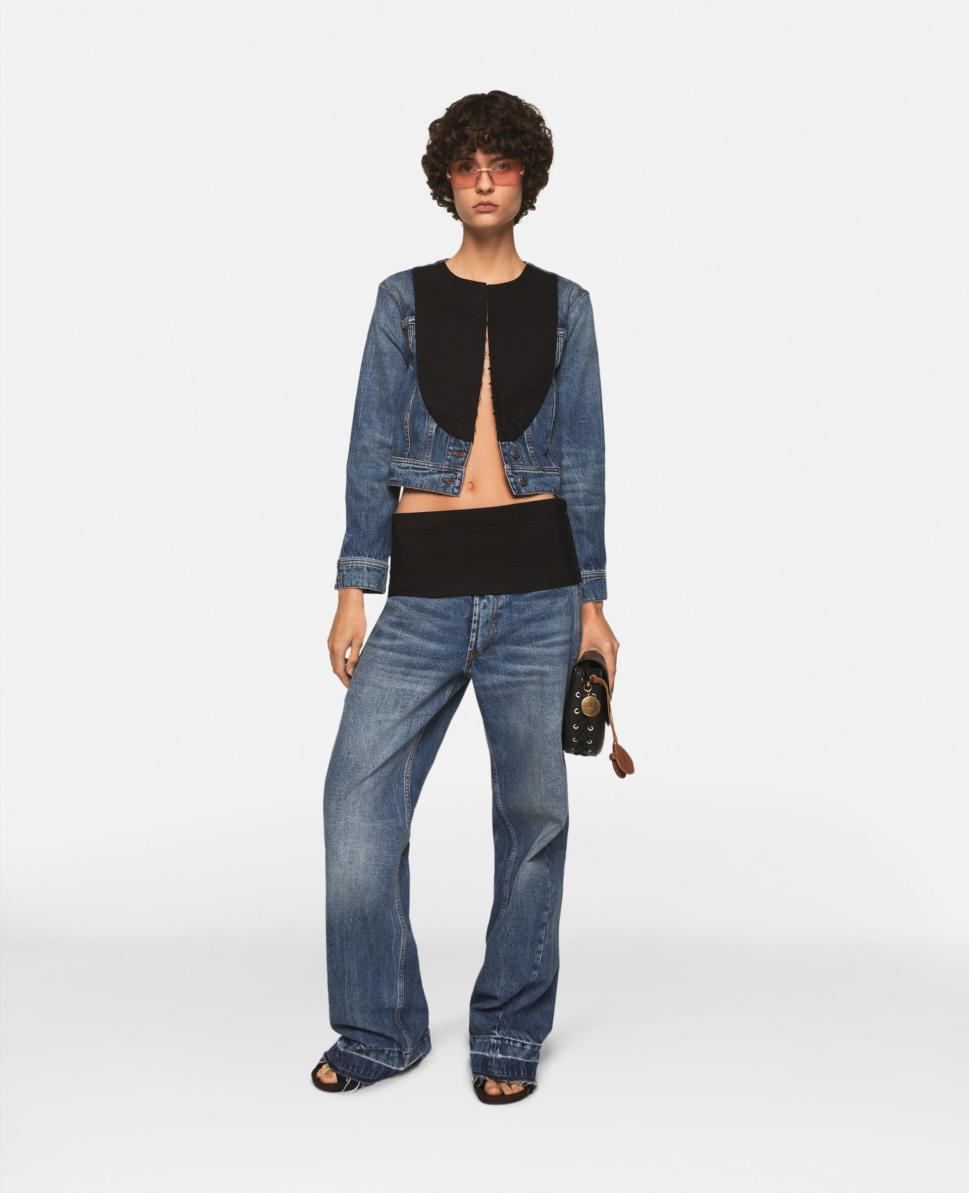 Jeansjacke im Smoking-Stil-Blau-model