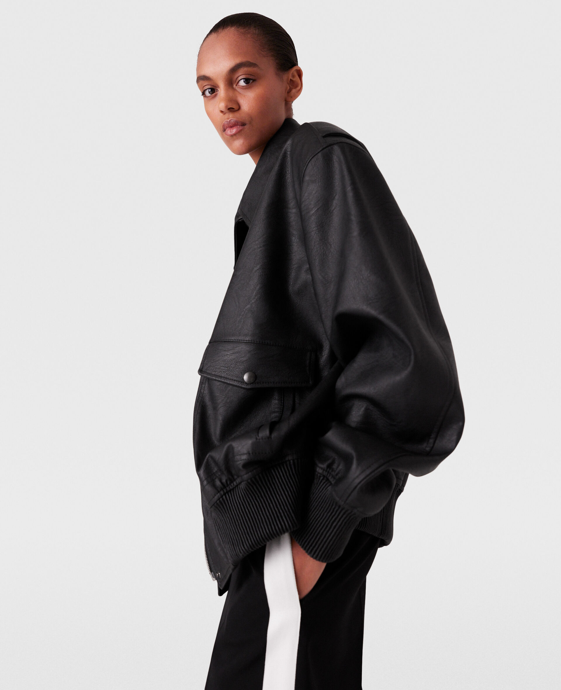 Bomber Oversize Vegano-Nero-model Bomber Oversize Vegano-Nero-model