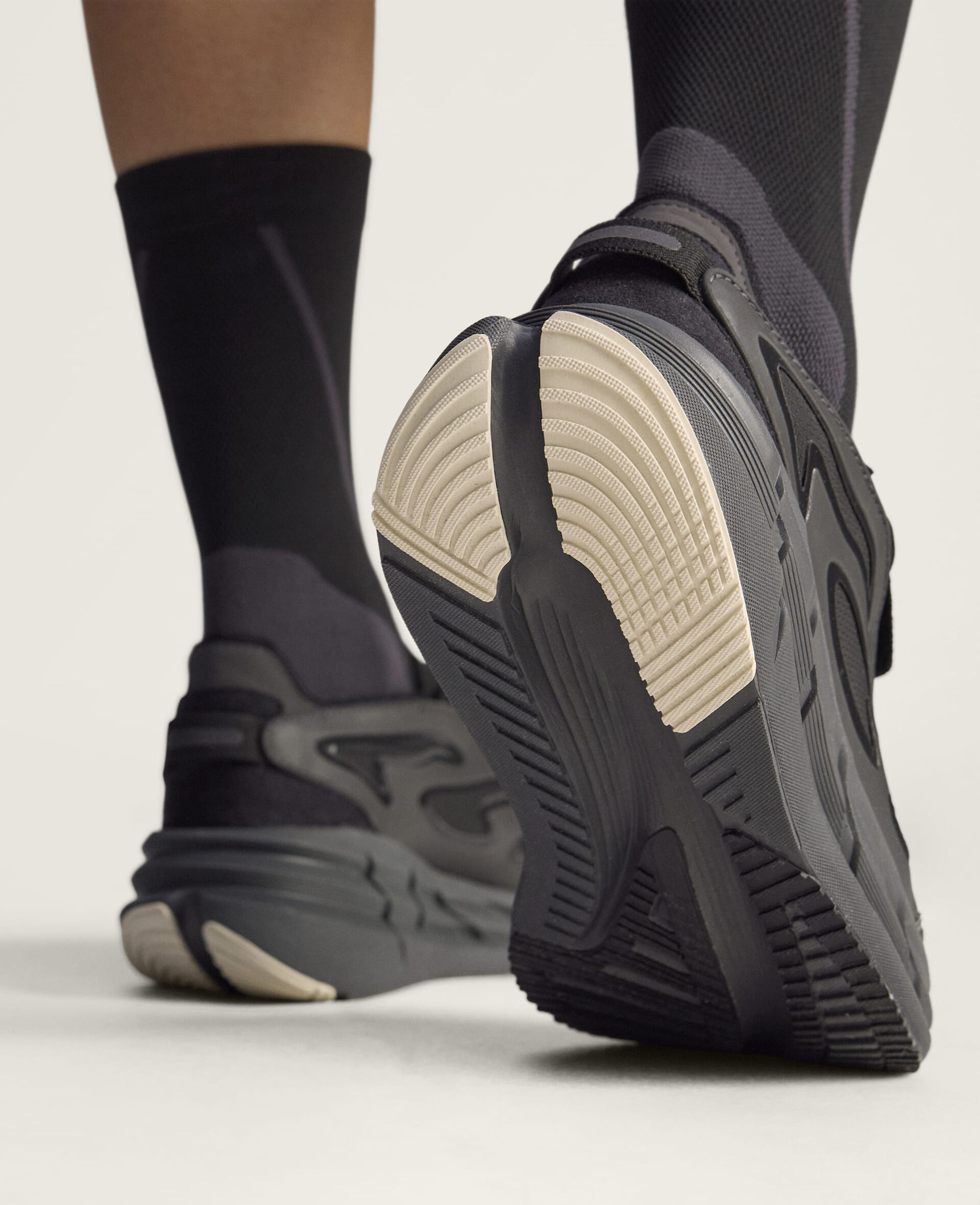 ADISTAR Distance Running Trainers-Black-large image number 5