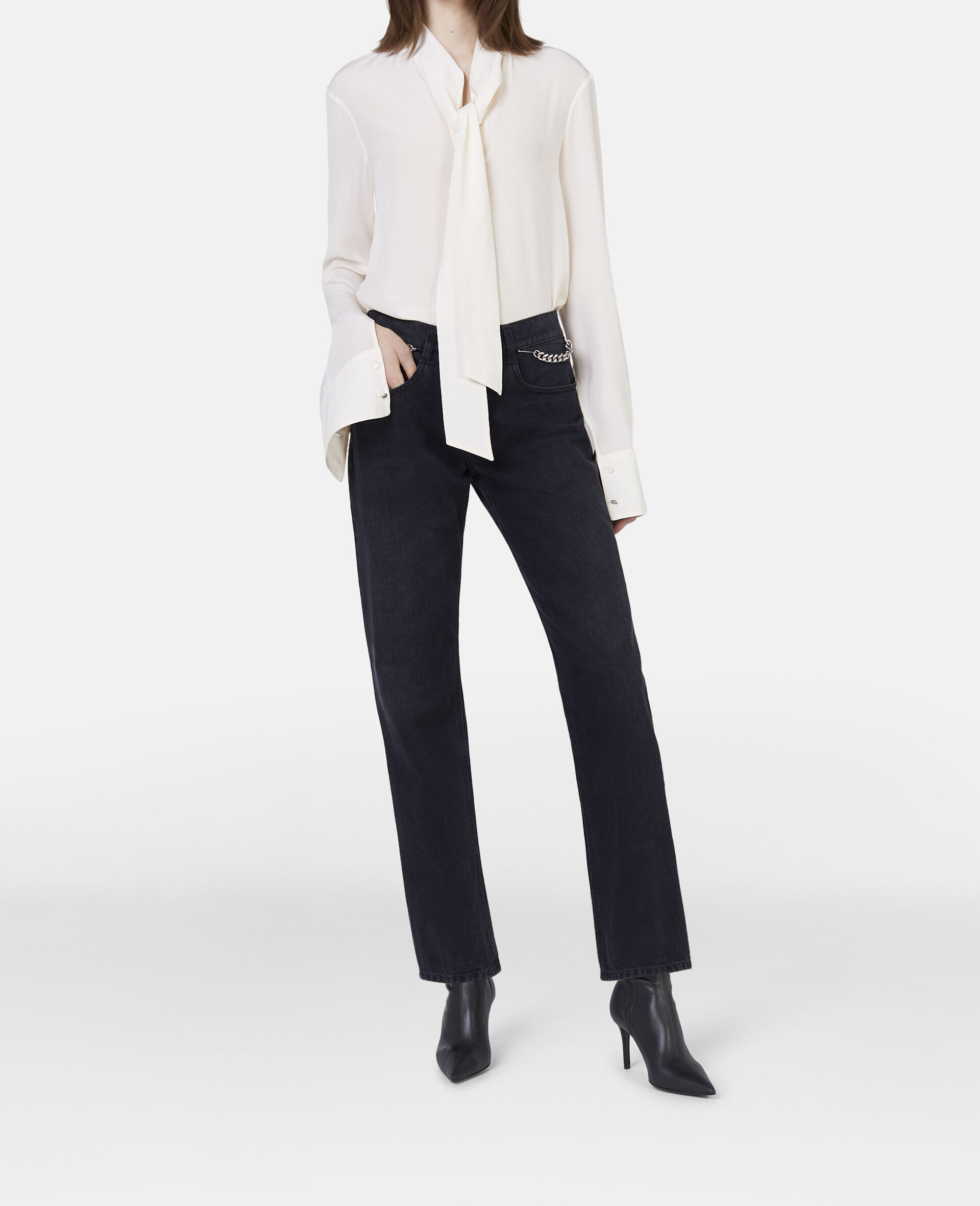 シルククレープデシン プッシーボウ シャツ-ベージュ-model シルククレープデシン プッシーボウ シャツ-ベージュ-model