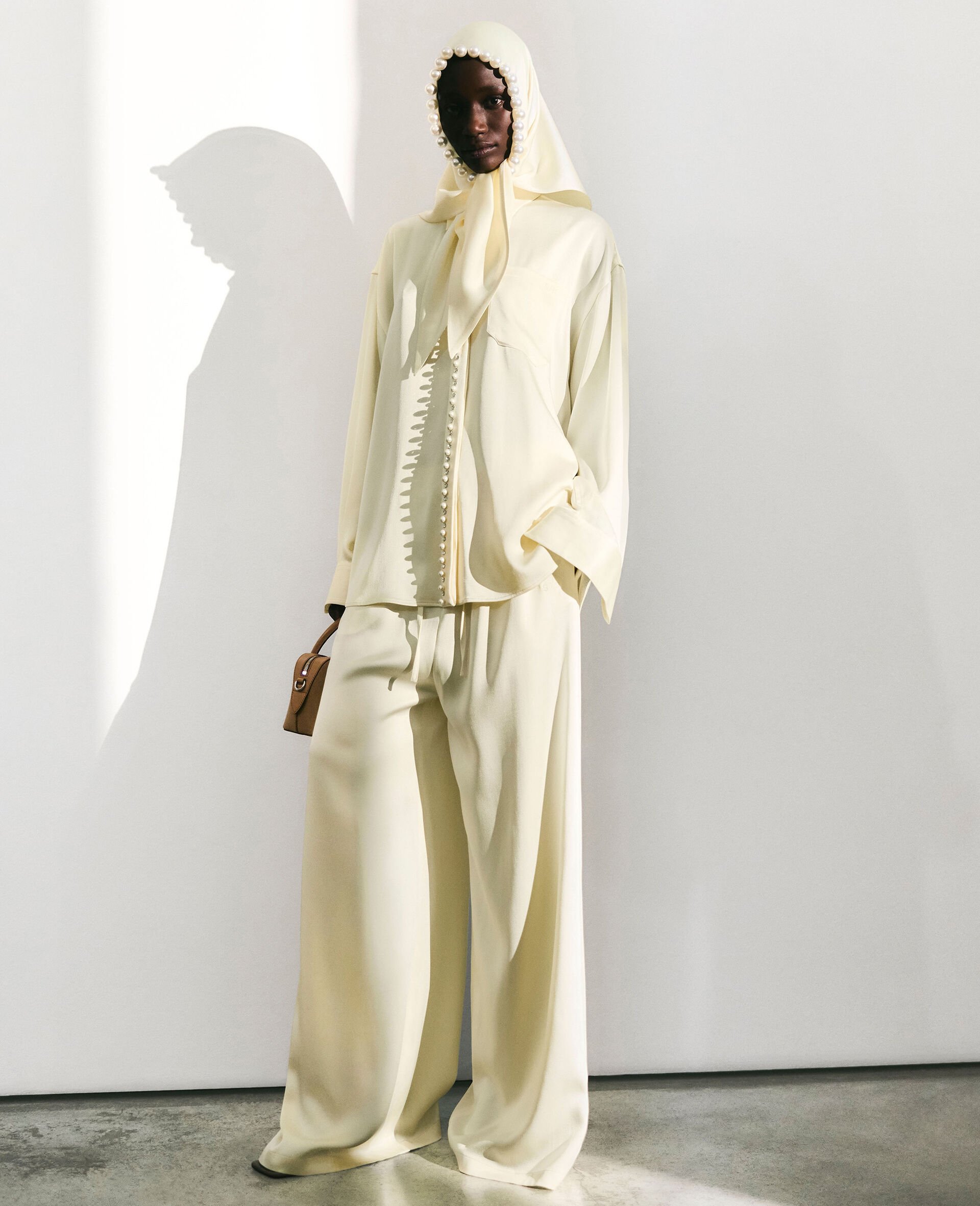 Oversize-Hemd aus Satin mit Perlmutt-Knopfverschluss-Gelb-large image number 8