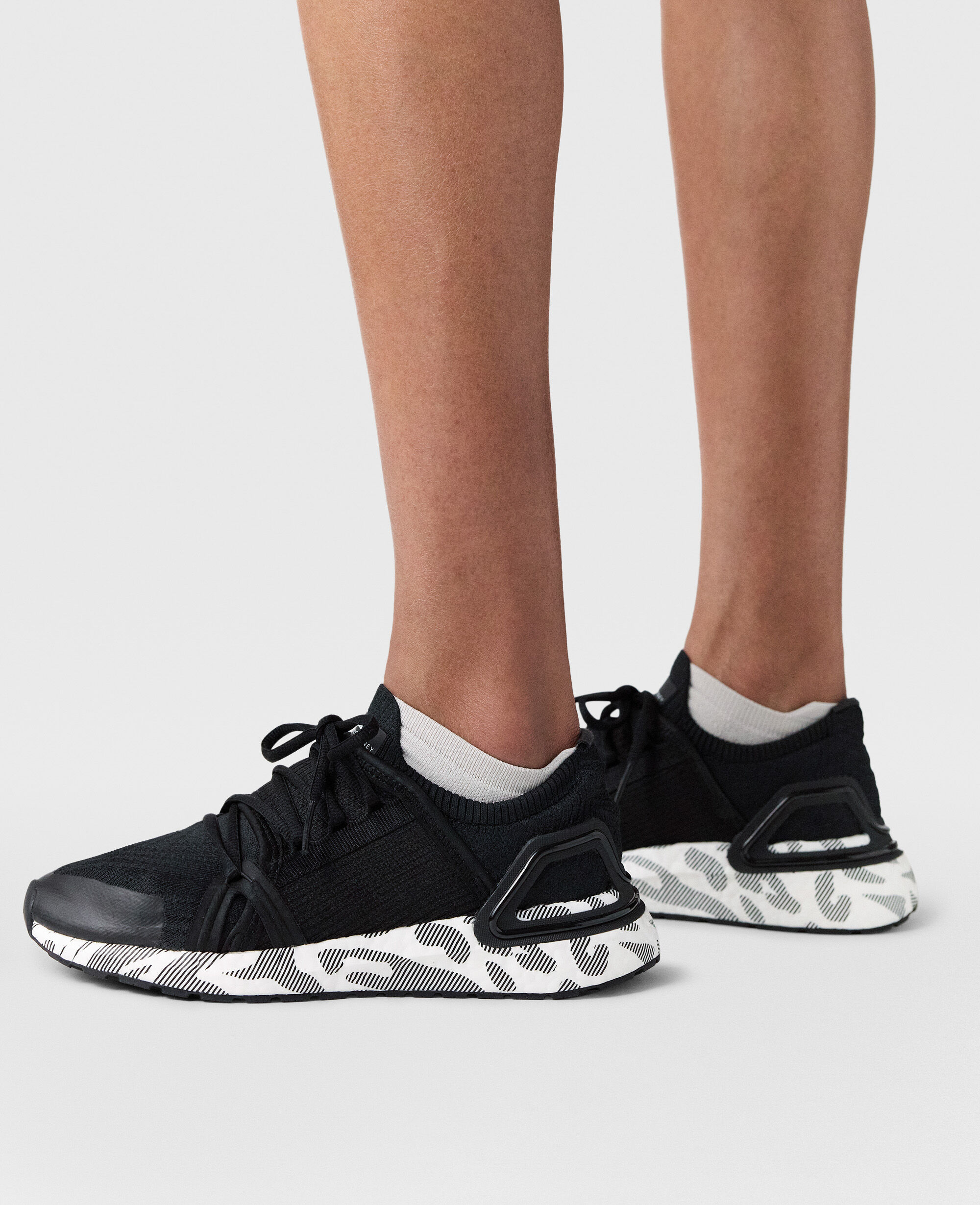 adidas by stella mccartneyランニングシューズ ステラ靴 アディダス by ステラ・マッカートニーから2018年春夏