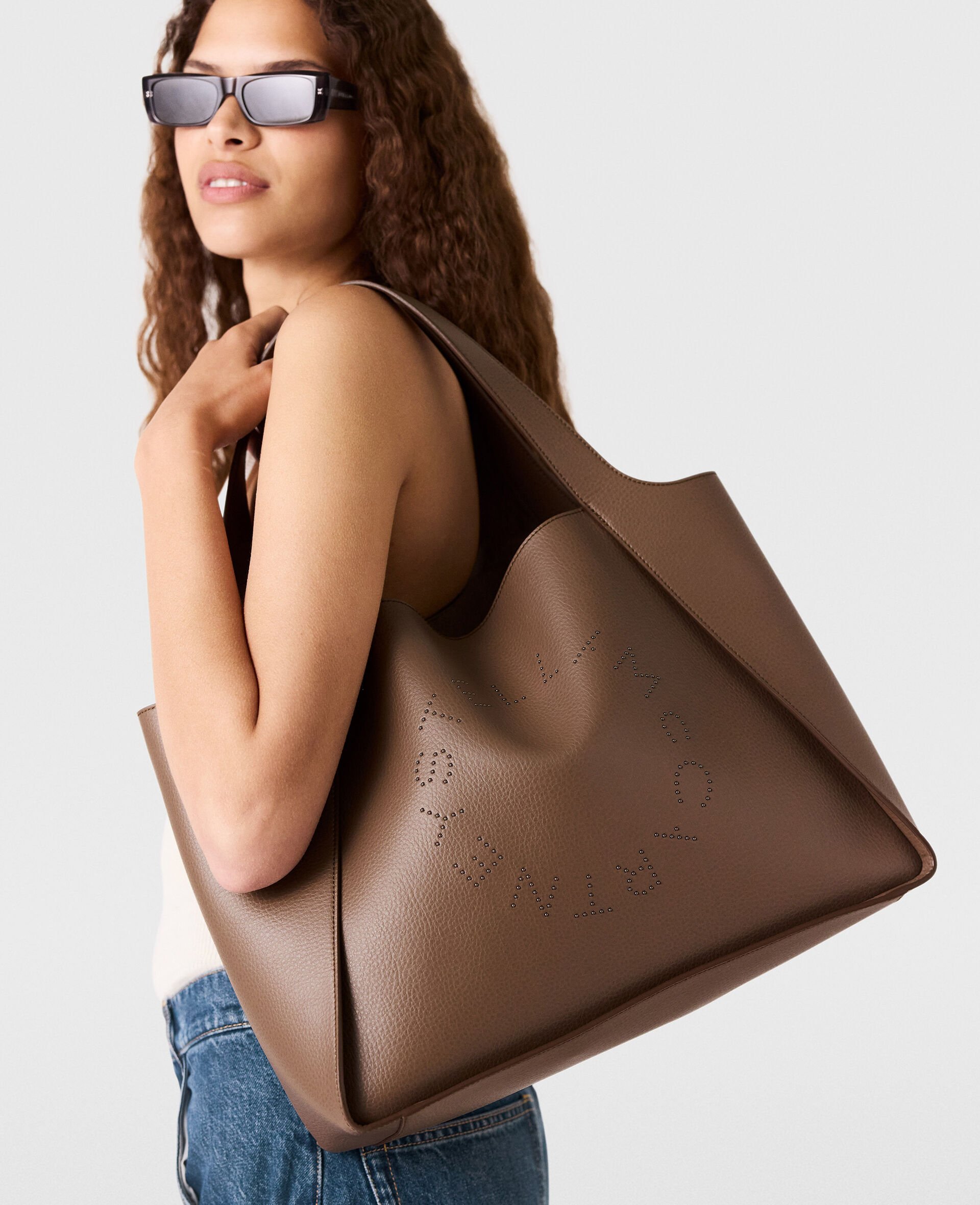 Borsa Tote Grande con Borchie e Logo-Marrone-medium